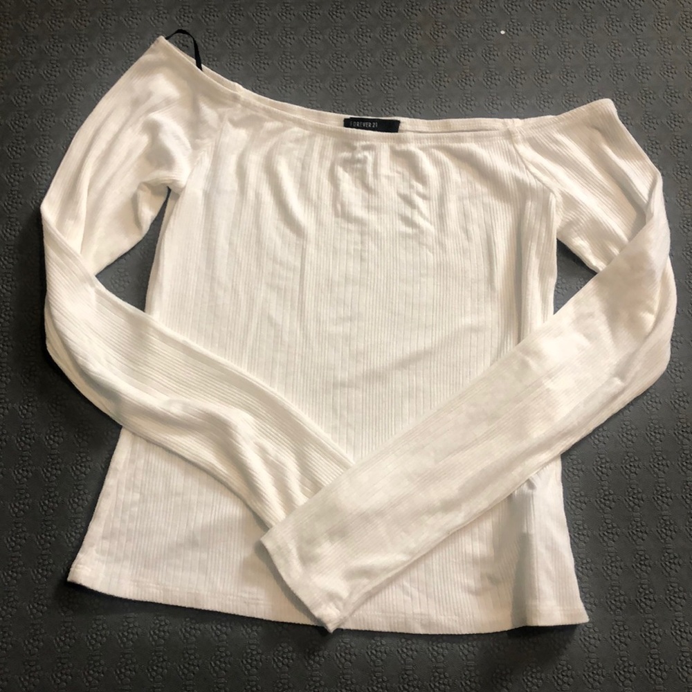 🔥3 for $15🔥 Forever21 White off shoulder t shirt